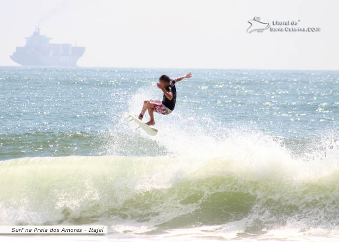 surf na praia dos amores